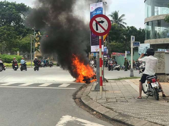 Xe tay ga bốc cháy dữ dội trên đường phố Đà Nẵng, cô gái trẻ tá hỏa bỏ chạy - Ảnh 2.