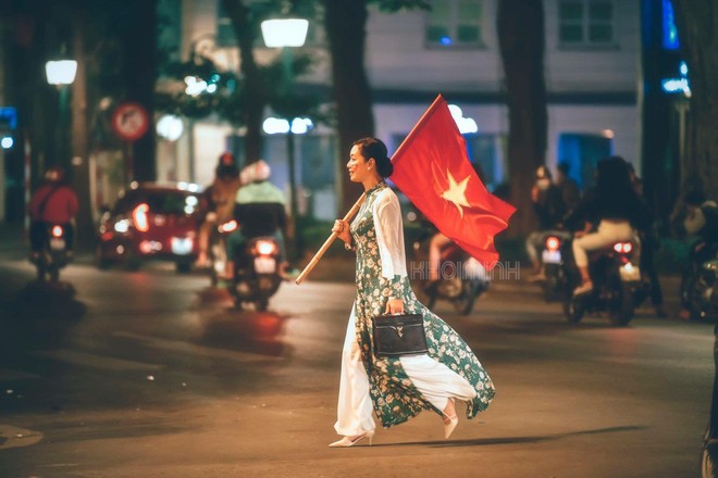 Đi bão kiểu NSƯT Chiều Xuân: Không kèn trống, diện áo dài vác cờ Tổ quốc văn minh nhưng vẫn cực chất - Ảnh 1.