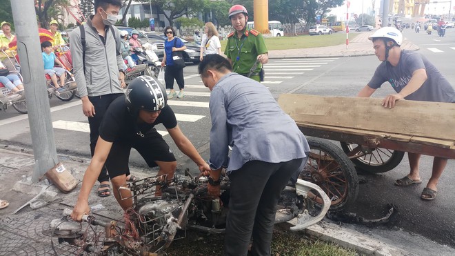 Xe tay ga bốc cháy dữ dội trên đường phố Đà Nẵng, cô gái trẻ tá hỏa bỏ chạy - Ảnh 3.