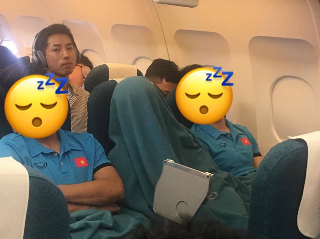 Vừa thương, vừa buồn cười hình ảnh Duy Mạnh trùm kín chăn ngủ trên máy bay tới Malaysia - Ảnh 2.
