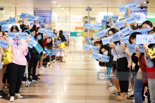 Dàn mỹ nam BTOB nhà CUBE đổ bộ sân bay Nội Bài, thành viên kém nổi bất ngờ chiếm hết spotlight của Sungjae - Ảnh 8.