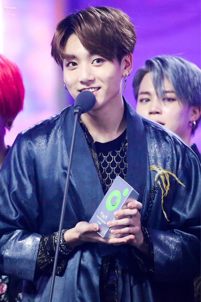 Rộ tin Jungkook (BTS) c&#243; mối quan hệ t&#236;nh cảm kh&#244;ng đơn giản với IU, anh trai ruột tiết lộ sự thật đằng sau đ&#243; - Ảnh 1.