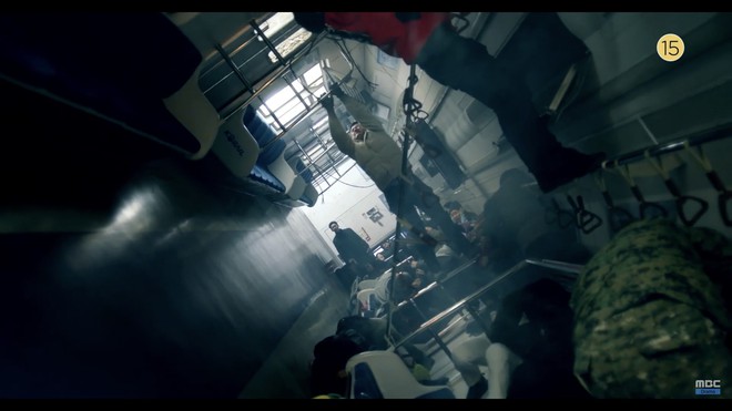 Th&aacute;i tử Joo Ji Hoon bị siết cổ trong teaser phim mới Item - Ảnh 4.