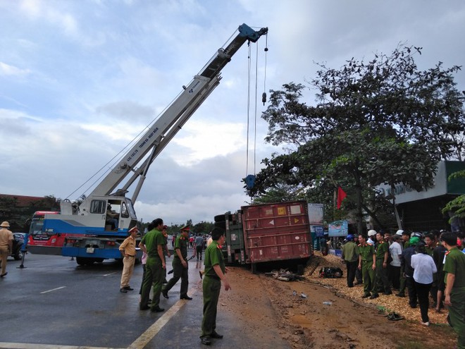 Xe container lật nghiêng, đè 2 chết phụ nữ trên đường về thăm nhà - Ảnh 2.