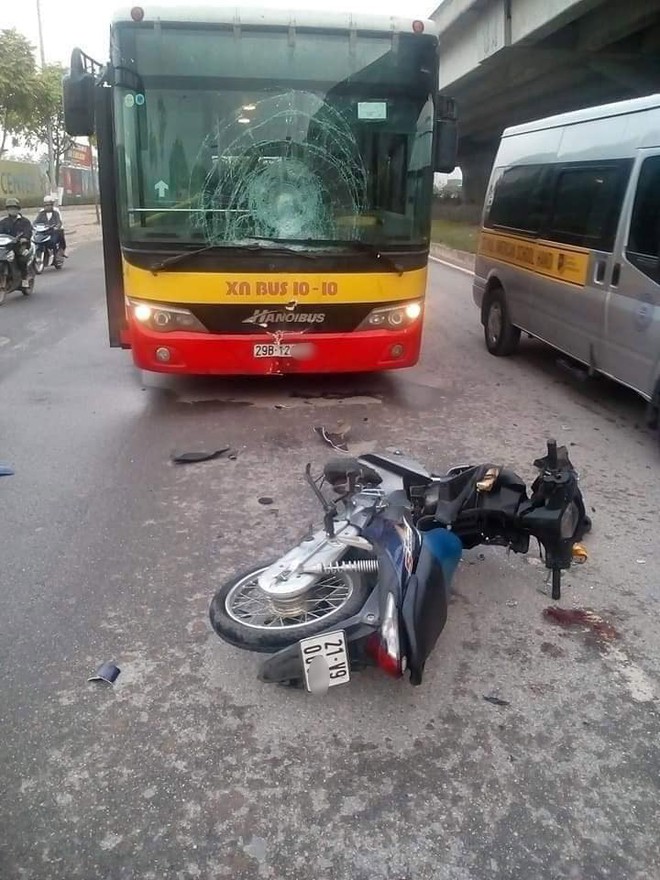 Xe m&aacute;y ph&oacute;ng ngược chiều t&ocirc;ng vỡ k&iacute;nh xe bu&yacute;t, nam thanh ni&ecirc;n thiệt mạng ở H&agrave; Nội - Ảnh 1.