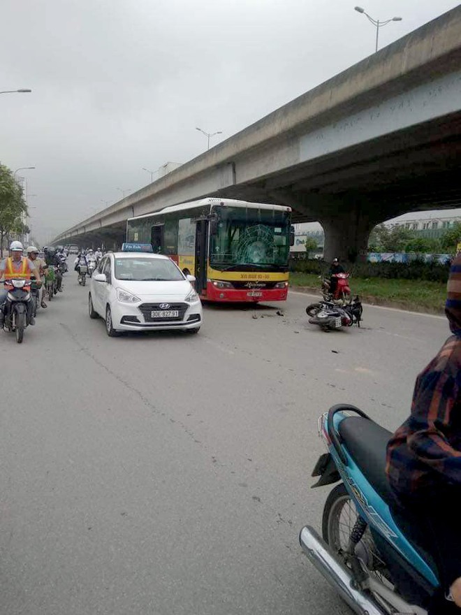 Xe m&aacute;y ph&oacute;ng ngược chiều t&ocirc;ng vỡ k&iacute;nh xe bu&yacute;t, nam thanh ni&ecirc;n thiệt mạng ở H&agrave; Nội - Ảnh 2.