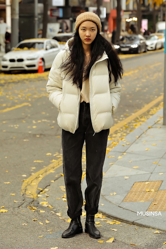 Street style giới trẻ Hàn mang đến cả kho bí kíp mặc nhồi mà vẫn trendy hết nấc cho ngày mưa rét, hay nhất là loạt công thức với áo phao - Ảnh 6.