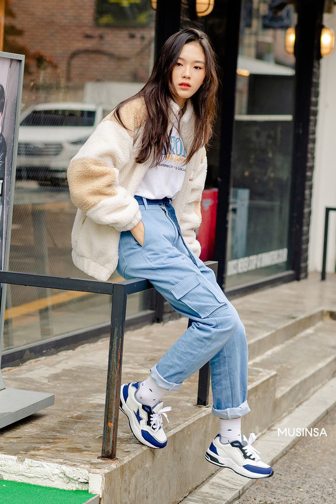 Street style giới trẻ Hàn mang đến cả kho bí kíp mặc nhồi mà vẫn trendy hết nấc cho ngày mưa rét, hay nhất là loạt công thức với áo phao - Ảnh 2.