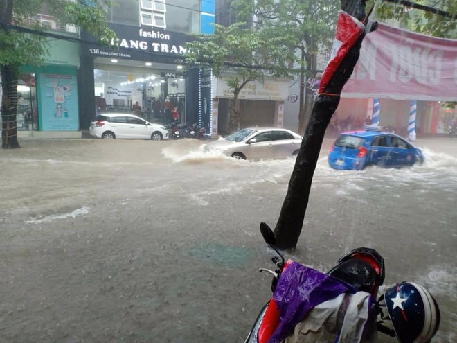 Th&agrave;nh phố Vinh mưa lớn trắng trời, nhiều tuyến phố ch&igrave;m trong biển nước - Ảnh 13.