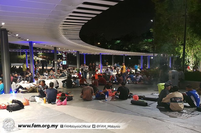 Chung kết lượt đi AFF Cup 2018: Ngay lúc này, hàng nghìn fan Malaysia vạ vật xếp hàng xuyên đêm chờ mua vé, không khác gì CĐV Việt Nam trước khi vé bán online - Ảnh 6.