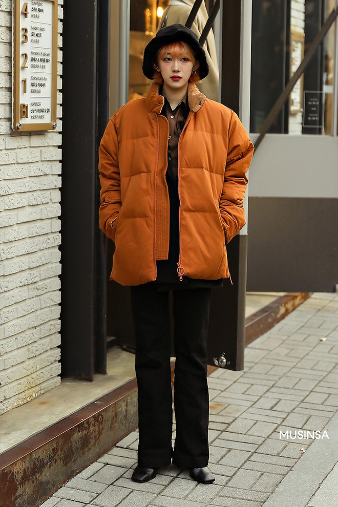 Street style giới trẻ Hàn mang đến cả kho bí kíp mặc nhồi mà vẫn trendy hết nấc cho ngày mưa rét, hay nhất là loạt công thức với áo phao - Ảnh 5.