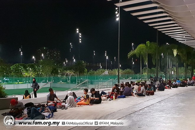 Chung kết lượt đi AFF Cup 2018: Ngay lúc này, hàng nghìn fan Malaysia vạ vật xếp hàng xuyên đêm chờ mua vé, không khác gì CĐV Việt Nam trước khi vé bán online - Ảnh 7.