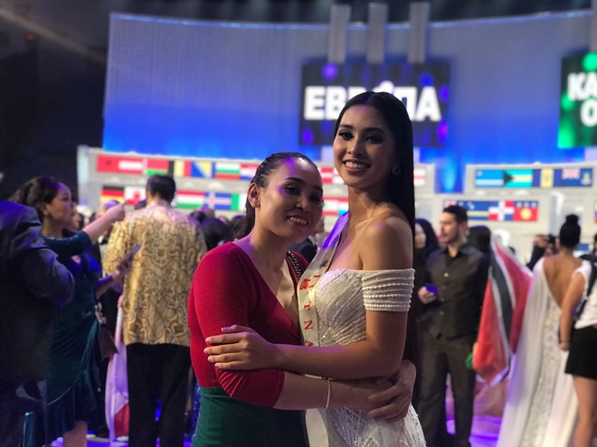 Tiểu Vy cùng mẹ cầm cờ Tổ quốc, rạng rỡ ghi lại khoảnh khắc đáng nhớ trên sân khấu chung kết Miss World 2018 - Ảnh 5.
