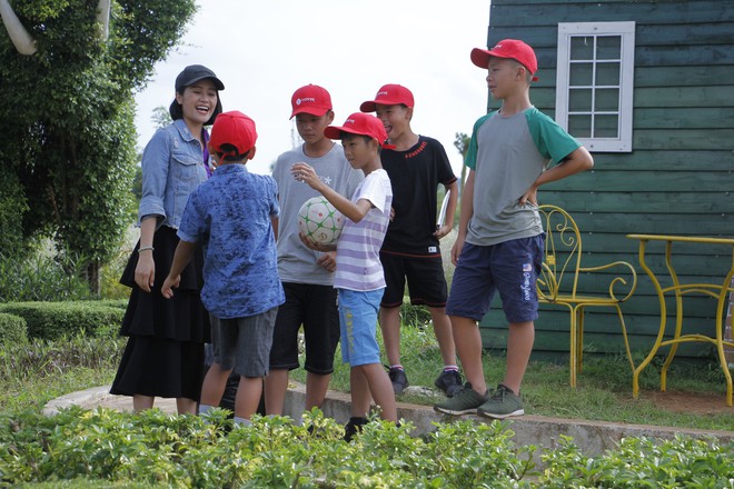Cầu thủ nhí: Hòa Minzy đưa các thí sinh đến học viện bóng đá Hoàng Anh Gia Lai - Ảnh 6.