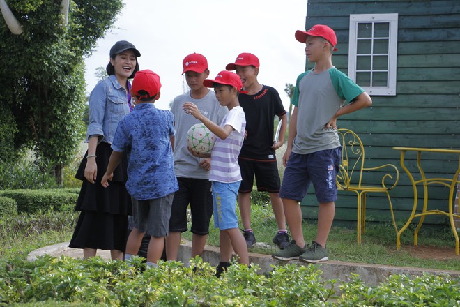 Cầu thủ nh&iacute;: H&ograve;a Minzy đưa c&aacute;c th&iacute; sinh đến học viện b&oacute;ng đ&aacute; Ho&agrave;ng Anh Gia Lai - Ảnh 6.