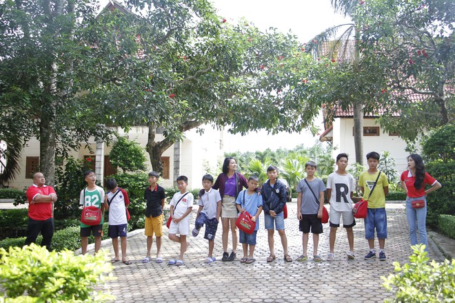 Cầu thủ nh&iacute;: H&ograve;a Minzy đưa c&aacute;c th&iacute; sinh đến học viện b&oacute;ng đ&aacute; Ho&agrave;ng Anh Gia Lai - Ảnh 1.