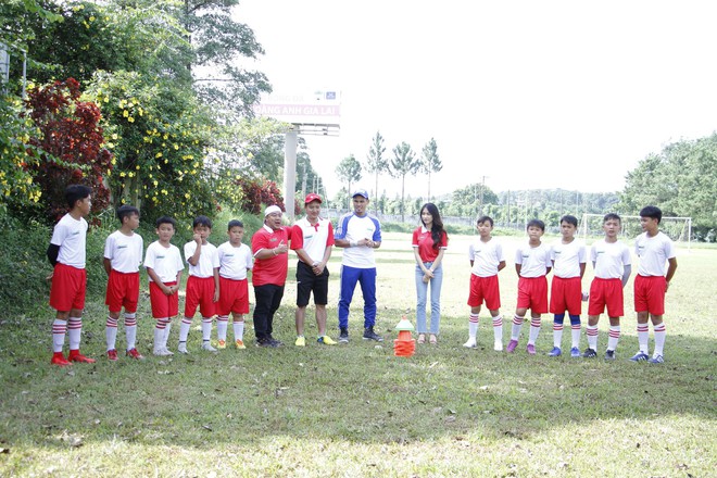 Cầu thủ nhí: Hòa Minzy đưa các thí sinh đến học viện bóng đá Hoàng Anh Gia Lai - Ảnh 5.