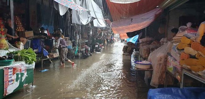 Chợ Vinh thất thủ, tiểu thương đội mưa vớt h&agrave;ng tr&ocirc;i nổi - Ảnh 1.
