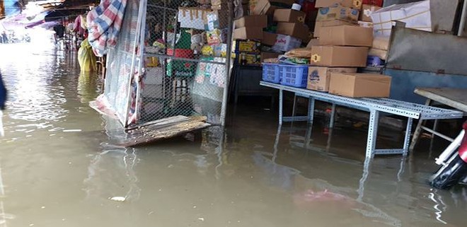 Chợ Vinh thất thủ, tiểu thương đội mưa vớt h&agrave;ng tr&ocirc;i nổi - Ảnh 2.