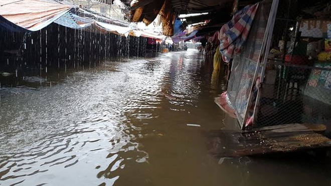 Chợ Vinh thất thủ, tiểu thương đội mưa vớt h&agrave;ng tr&ocirc;i nổi - Ảnh 3.