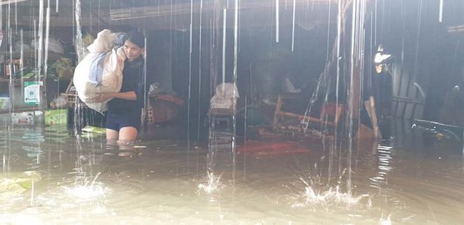 Chợ Vinh thất thủ, tiểu thương đội mưa vớt h&agrave;ng tr&ocirc;i nổi - Ảnh 5.