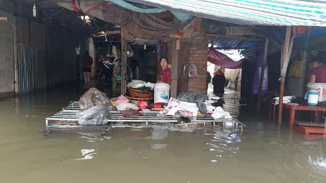 Chợ Vinh thất thủ, tiểu thương đội mưa vớt h&agrave;ng tr&ocirc;i nổi - Ảnh 6.