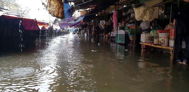Chợ Vinh thất thủ, tiểu thương đội mưa vớt h&agrave;ng tr&ocirc;i nổi - Ảnh 7.