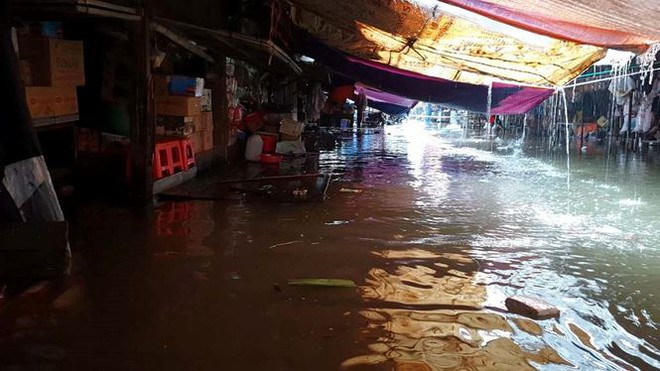 Chợ Vinh thất thủ, tiểu thương đội mưa vớt h&agrave;ng tr&ocirc;i nổi - Ảnh 8.