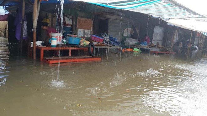 Chợ Vinh thất thủ, tiểu thương đội mưa vớt h&agrave;ng tr&ocirc;i nổi - Ảnh 9.