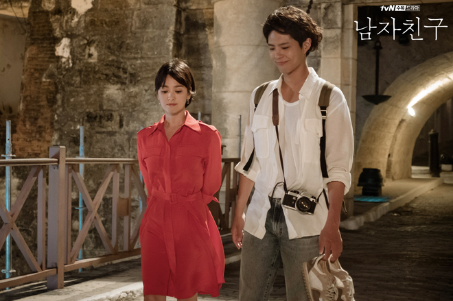 Bắt cặp với trai trẻ Park Bo Gum kém tận 12 tuổi, Song Hye Kyo vẫn trẻ đẹp ngời ngời là nhờ những bí quyết này - Ảnh 1.