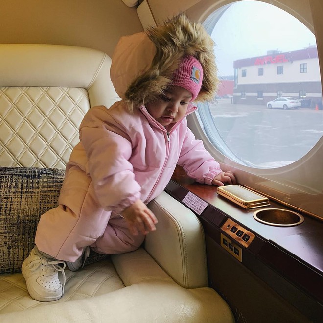 Là rich kid từ trong trứng, con gái Kylie Jenner chưa được 1 tuổi đã ngồi phi cơ riêng bay khắp nơi - Ảnh 1.