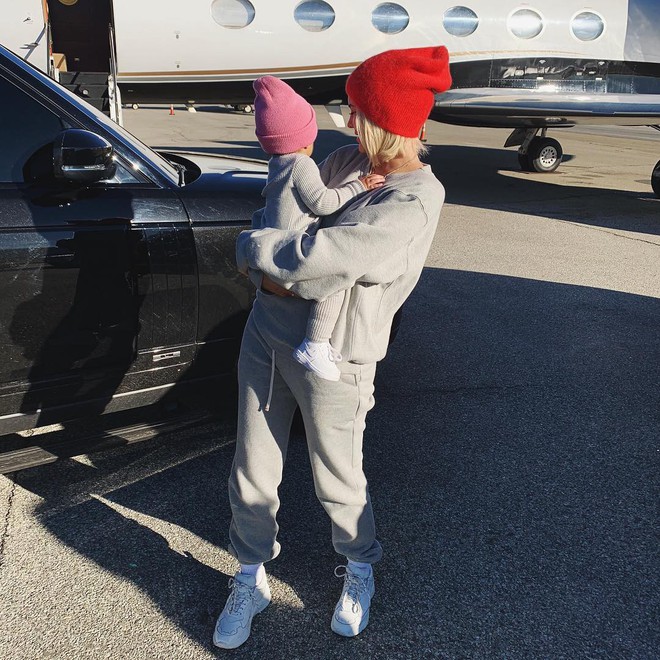 Là rich kid từ trong trứng, con gái Kylie Jenner chưa được 1 tuổi đã ngồi phi cơ riêng bay khắp nơi - Ảnh 3.