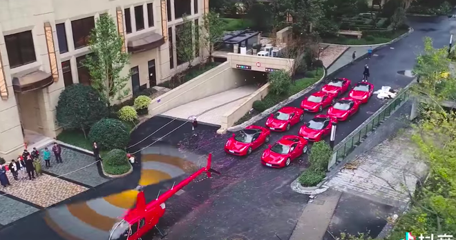 Clip đ&aacute;m cưới Rich Kid ở Trung Quốc g&acirc;y x&ocirc;n xao: Đ&oacute;n d&acirc;u bằng trực thăng, 8 chiếc Ferrari đỏ ch&oacute;i theo sau hộ tống - Ảnh 3.