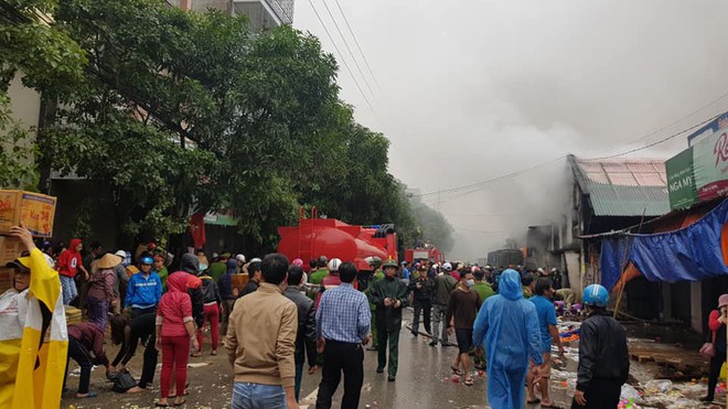Cháy kho hàng ở Nghệ An: 1 người bị thương, thiệt hại hàng tỉ đồng - Ảnh 1.