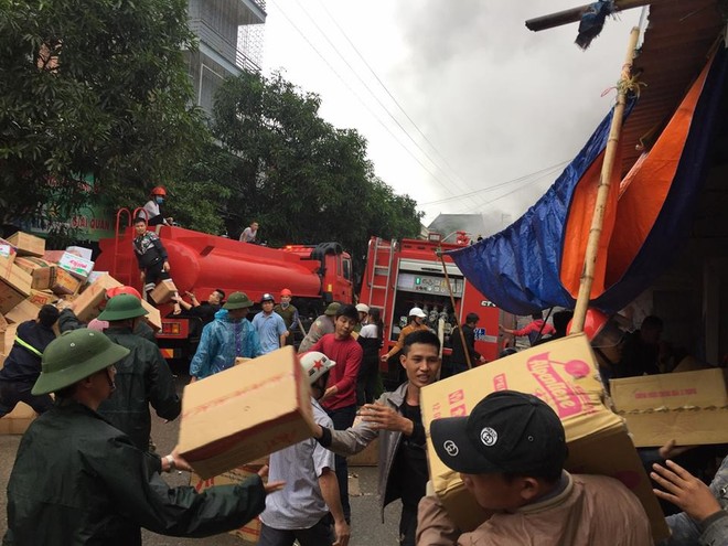 Hàng chục tiểu thương bất chấp ngọn lửa, xông vào cứu kho hàng ở Nghệ An - Ảnh 2.