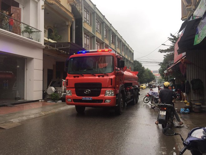 Hàng chục tiểu thương bất chấp ngọn lửa, xông vào cứu kho hàng ở Nghệ An - Ảnh 3.