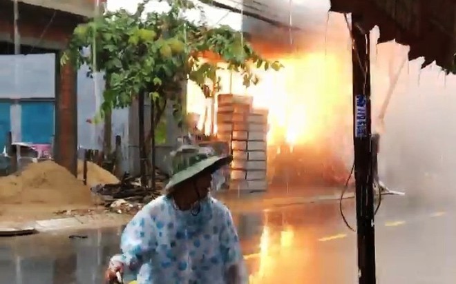 Clip: Tủ điện cháy nổ dữ dội trong lúc mưa như trút nước ở Đà Nẵng - Ảnh 3.