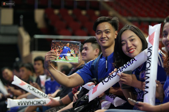 Huyền thoại Didier Drogba khiến fan thích thú với kiểu selfie cùng nón lá Việt Nam - Ảnh 1.