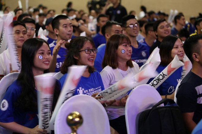 Huyền thoại Didier Drogba khiến fan thích thú với kiểu selfie cùng nón lá Việt Nam - Ảnh 3.