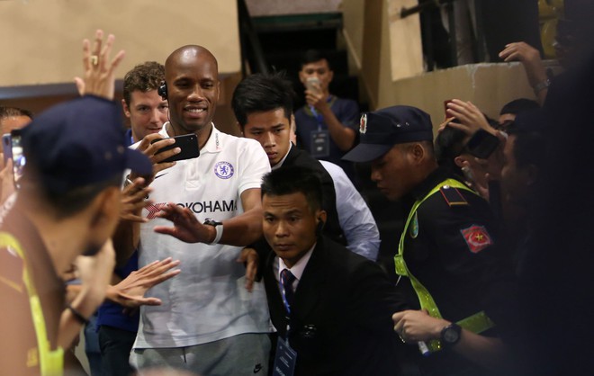 Huyền thoại Didier Drogba khiến fan thích thú với kiểu selfie cùng nón lá Việt Nam - Ảnh 7.