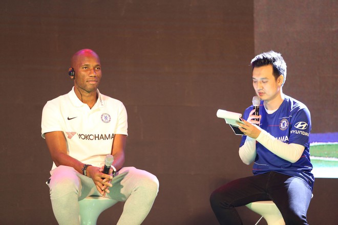 Huyền thoại Didier Drogba khiến fan thích thú với kiểu selfie cùng nón lá Việt Nam - Ảnh 11.