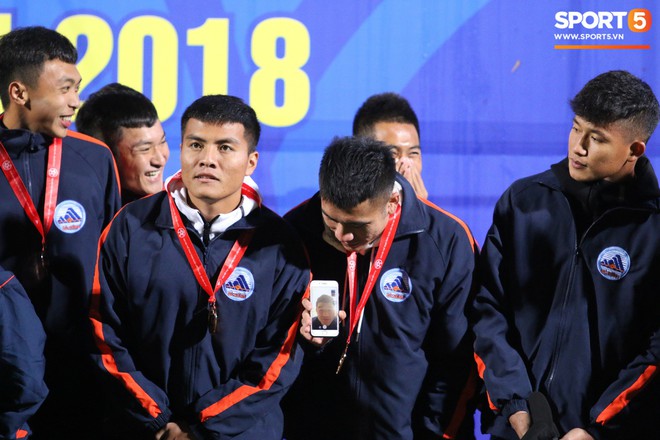 Bận đ&aacute; AFF Cup, H&agrave; Đức Chinh vẫn gi&agrave;nh huy chương đồng d&ugrave; kh&ocirc;ng thi đấu ph&uacute;t n&agrave;o ở Đại hội Thể thao To&agrave;n quốc lần thứ VIII - Ảnh 2.