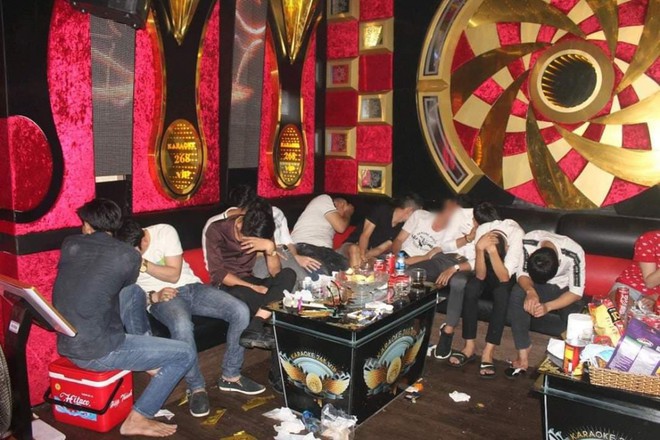 Bắt quả tang gần 60 nam nữ sử dụng ma túy trong quán karaoke ở Đồng Nai - Ảnh 1.