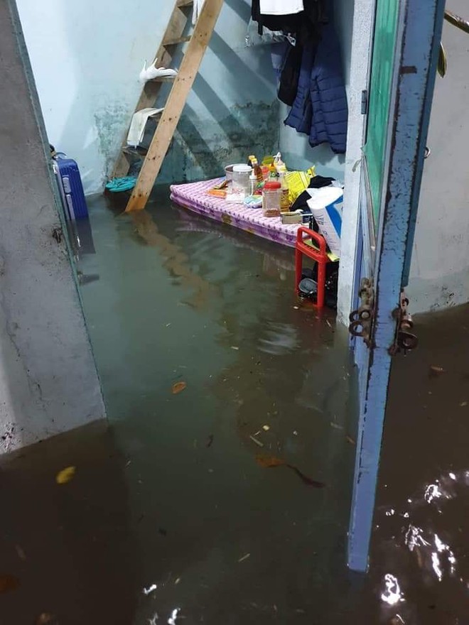 Sinh viên mếu máo nhìn nhà trọ chìm trong biển nước sau trận ngập nghiêm trọng chưa từng có tại Đà Nẵng - Ảnh 6.