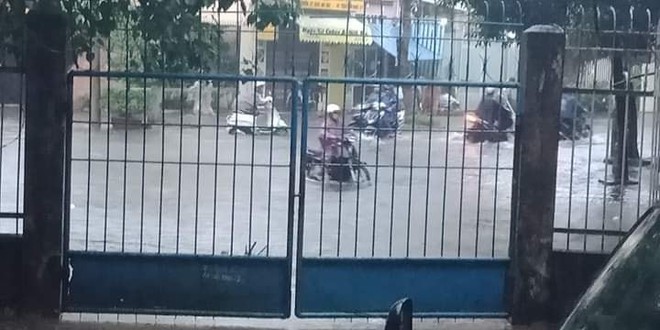 Sinh viên mếu máo nhìn nhà trọ chìm trong biển nước sau trận ngập nghiêm trọng chưa từng có tại Đà Nẵng - Ảnh 7.