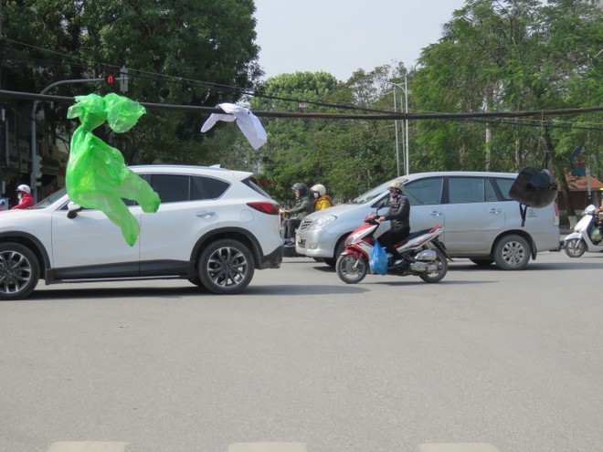 Hết hồn với mớ d&acirc;y điện vắt ngang đường như th&ograve;ng lọng - Ảnh 2.