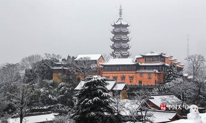 Giữa mùa đông lạnh không tưởng ở Trung Quốc, gia đình vẫn mở tiệc linh đình, ăn cỗ ngay dưới trời mưa tuyết - Ảnh 7.