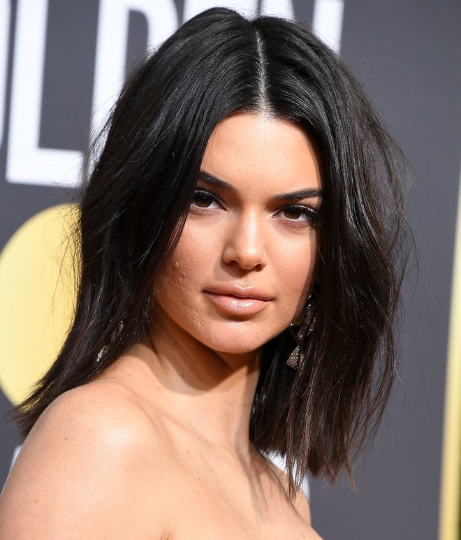 Dù Kendall Jenner lộng lẫy nhất nhì thảm đỏ Quả Cầu Vàng nhưng làn da mụn sần sùi của cô mới là tâm điểm bàn tán - Ảnh 2.