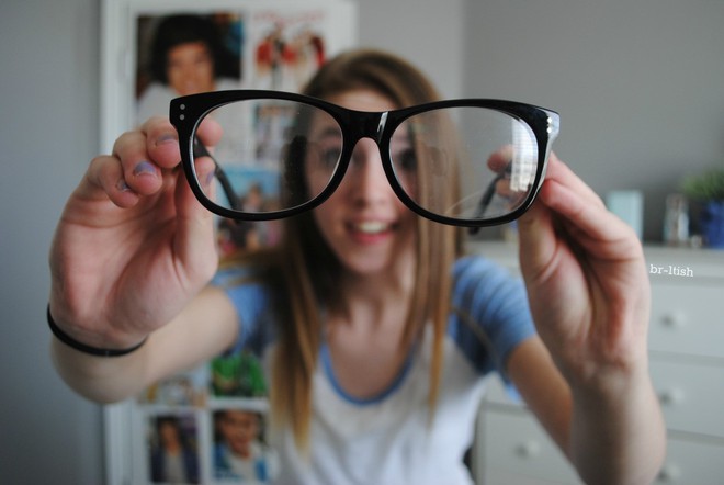 Sai lầm khi đeo kính cận mà hội cận thị cần sửa ngay để không gây tổn hại cho mắt - Ảnh 2.