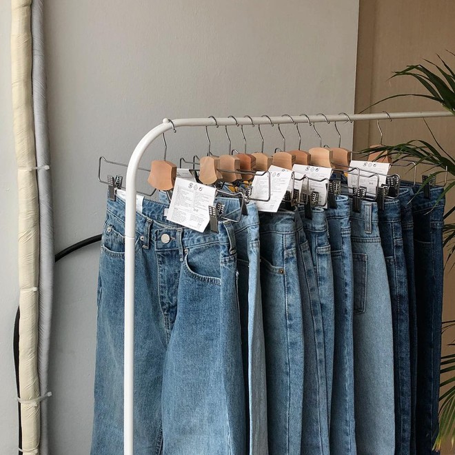Nếu đang định sắm skinny jeans, bạn đừng mua loại bó chịt mà hãy chọn dáng ôm vừa phải như thế này mới là đúng mốt 2018 - Ảnh 2.